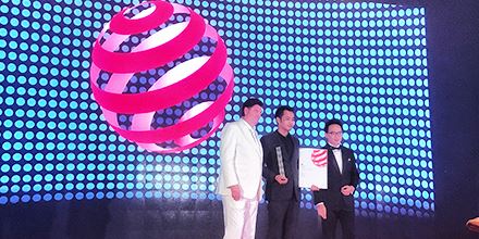 【岸峰重磅】"Halo" 智能折疊車攀頂紅點(diǎn)設(shè)計(jì)，斬獲2017年“紅點(diǎn)之星”獎(jiǎng)?。?></p>
                            <p><br></p>
                            <p>
	熱烈祝賀岸峰工業(yè)設(shè)計(jì)斬獲
</p>
<p>
	2017年紅點(diǎn)概念設(shè)計(jì)至尊獎(jiǎng)
</p>
<p>
	年度全球唯一一尊<span style=